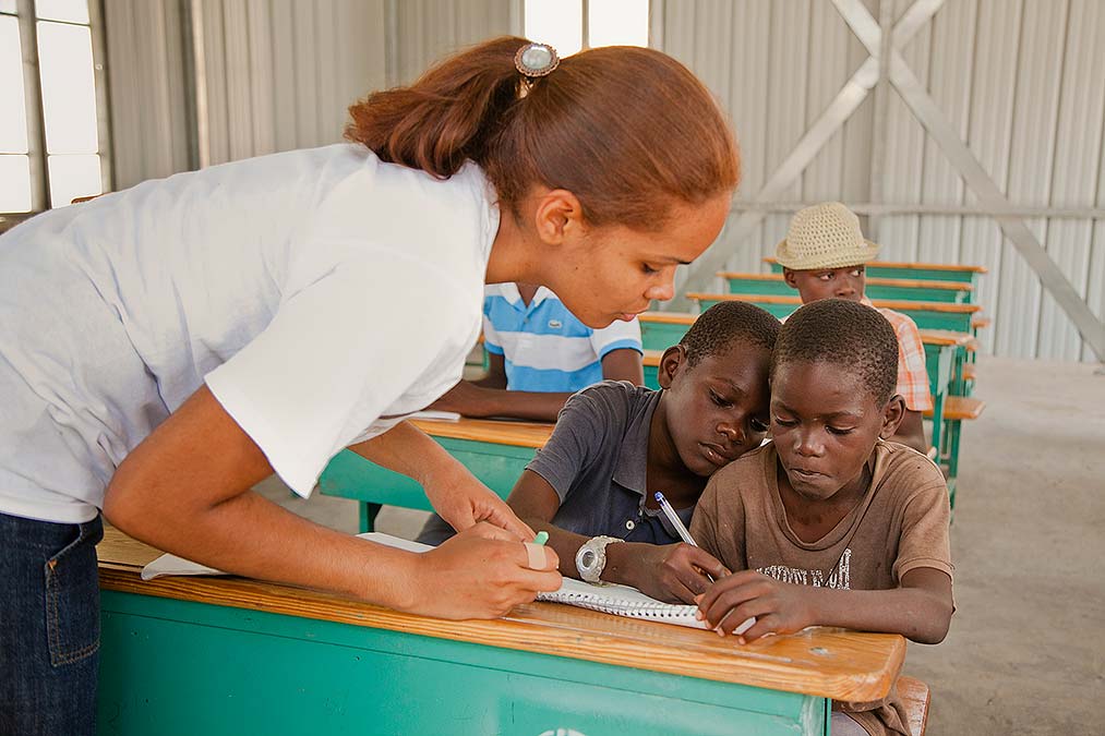 Carolina Tavárez Varela teaches schoolchildren in Haiti