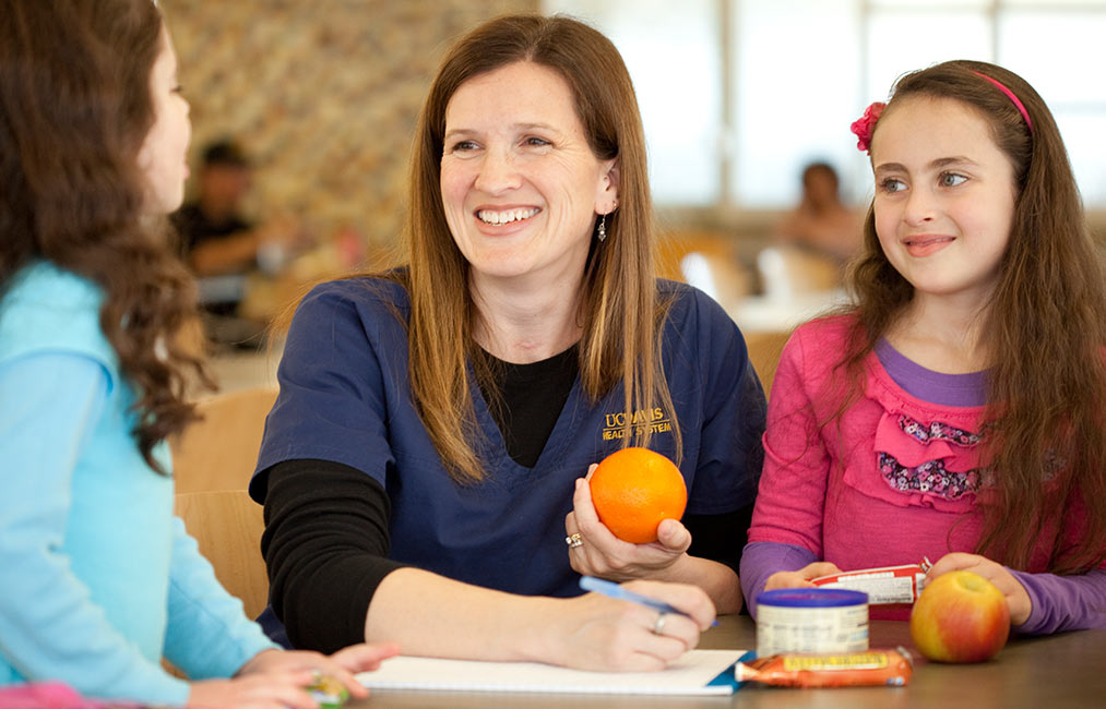 Christy Solorio discusses food choices with children.